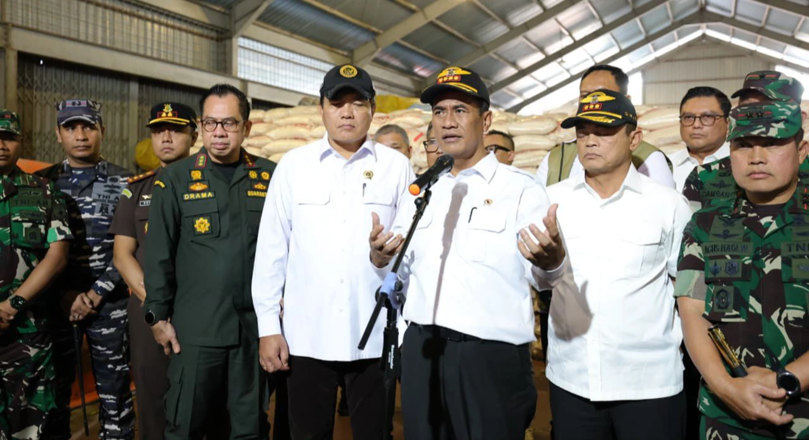 Sidak ke Tanjung Balai Karimun, Mentan Amran Bongkar 1.000 Ton Beras Ilegal